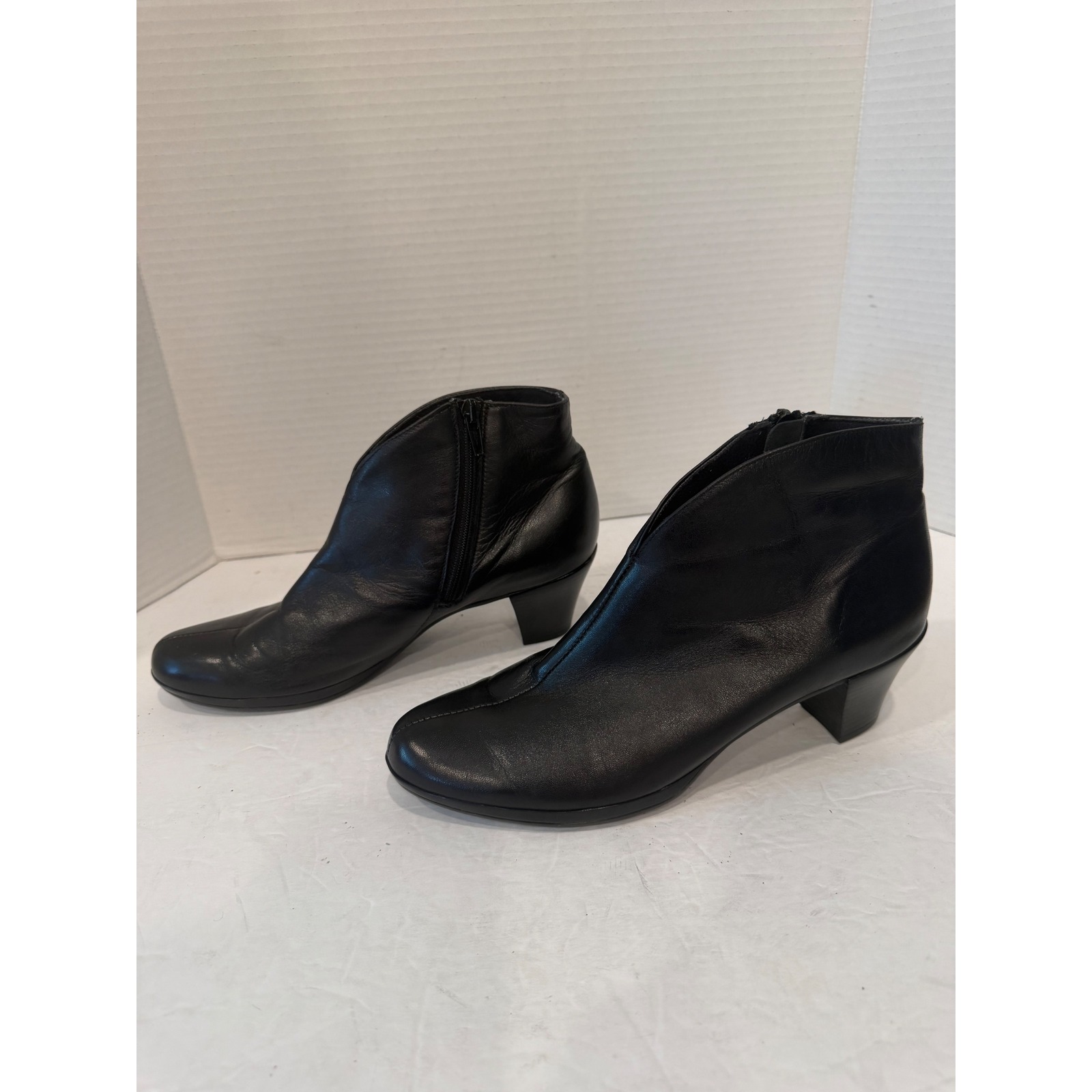 Munro Robyn Black Leather Pointed Toe Side Zip Block Heel Ankle Bootie Boots 8n